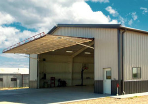 Steel aircraft hangar with a hydraulic lift door